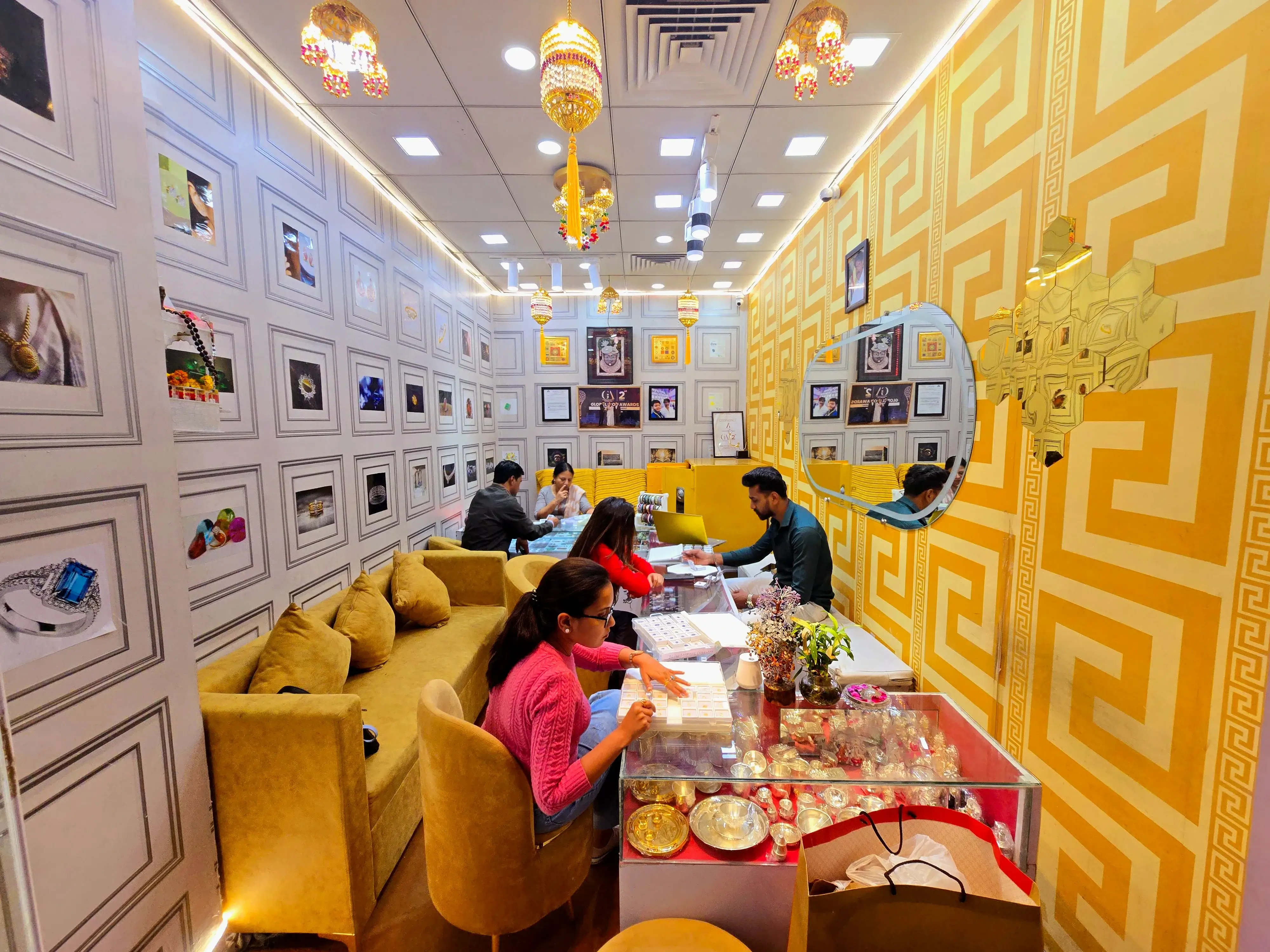 Showroom Retail Gaur City